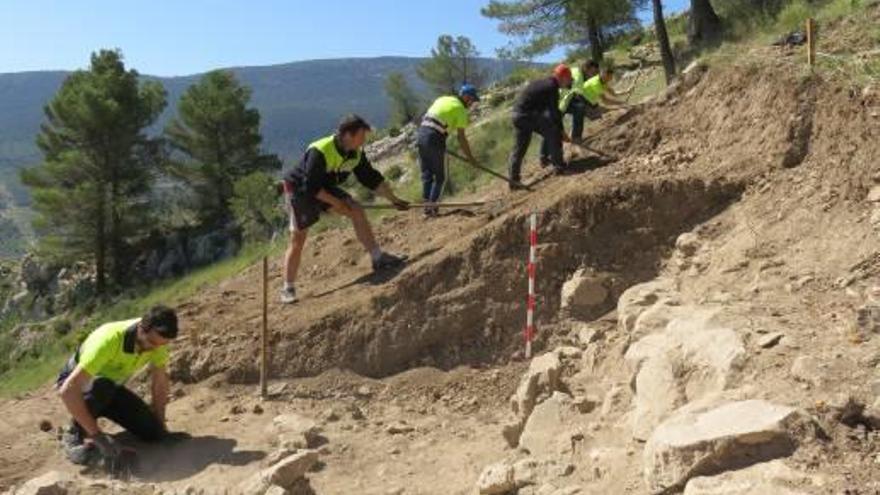 Operarios municipales excavando la capa superficial para llegar a la muralla.