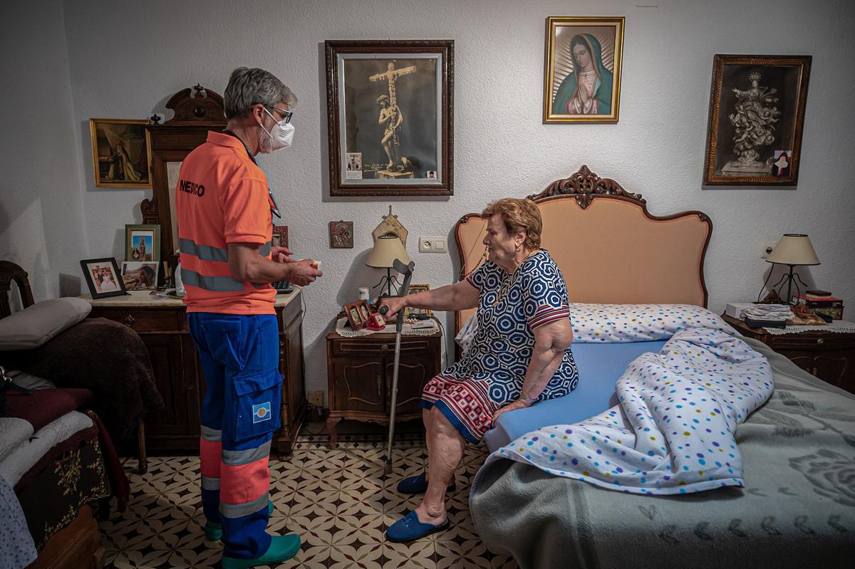 Enrique, ataviado con el uniforme de médico de guardia, atiende a Fina en su domicilio de Serradilla, Cáceres. Fina se resigna a sus dolores y su soledad, atrincherada tras las pastillas, los retratos de sus familiares y las figuras religiosas que tanto adora.