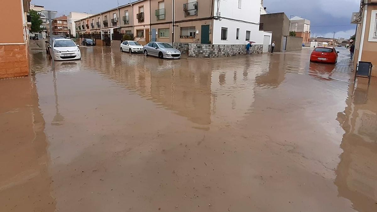 Una fuerte tromba de agua anegó varias calles de Pinoso durante la semana pasada.