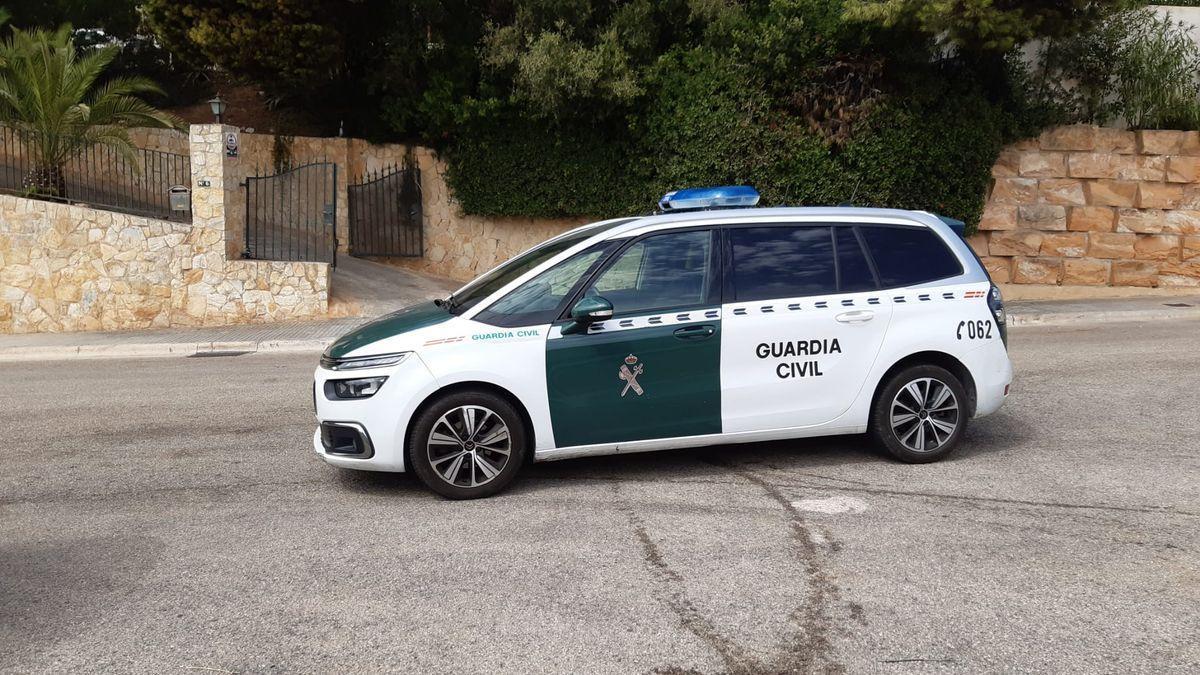 Ein Auto der Guardia Civil vor der Einfahrt einer Baustelle, wo am Dienstag ein Bauarbeiter an einem Stromschlag ums Leben kan.