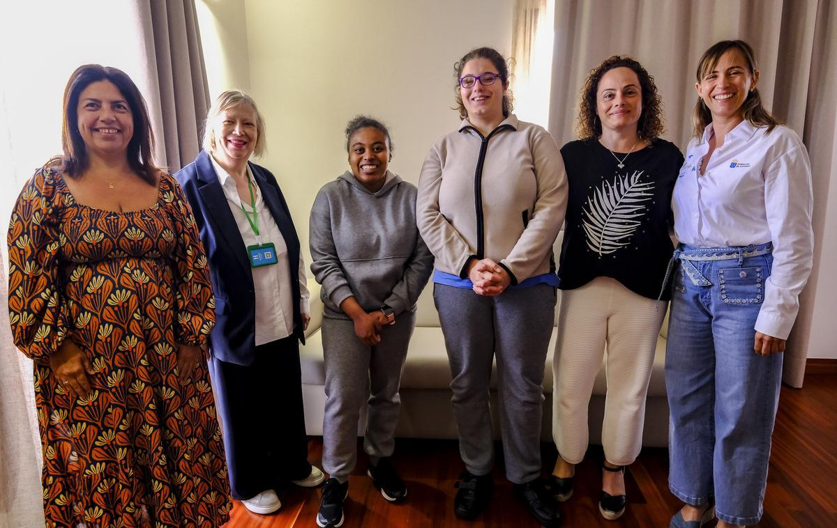 De izquierda a derecha: Marta Ponce, profesora en el CIFP San Cristóbal; María Soledad Rivero León, gobernanta del Hotel Escuela Santa Brígida; Diana Lariza Martínez y María Isabel Socorro Santana, alumnas en prácticas; Magüi Monzón, profesora en el CIFP San Cristóbal, y Vicky Molina, coordinadora de itinerarios formativos de FP Adaptada de la Consejería de Educación del Gobierno de Canarias.