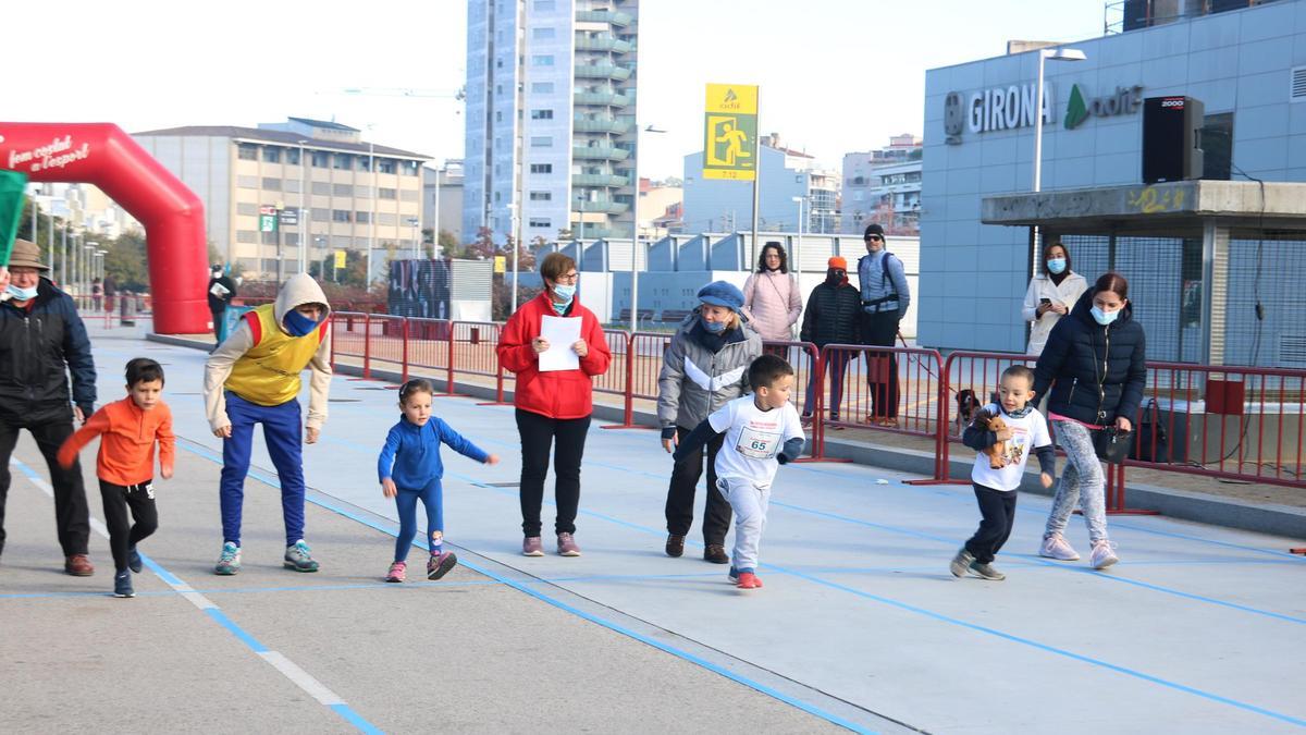 Instant de la sortida d'una de les curses aquest diumenge 7 de novembre de 2021 a Girona. (Horitzontal)