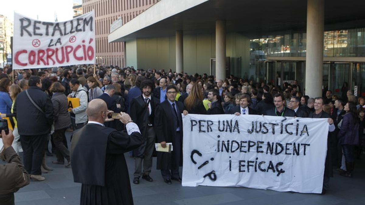 Manifestación de personal judicial en la Ciutat de la Justícia en Barcelona.