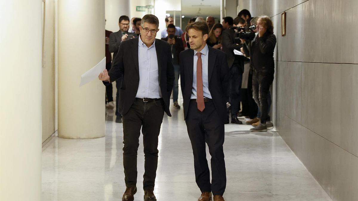 Jaume Asens y Patxi López, en los pasillos del Congreso.