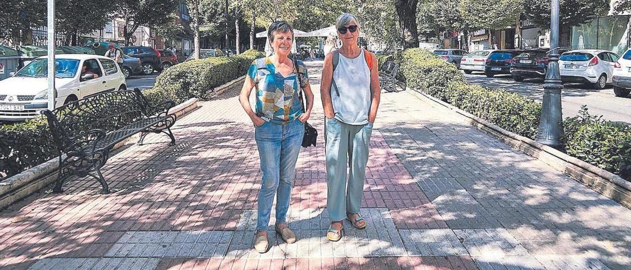 Pilar Bacas y Teresa Corcobado, este miércoles, en el bulevar de la avenida de la Virgen de la Montaña.