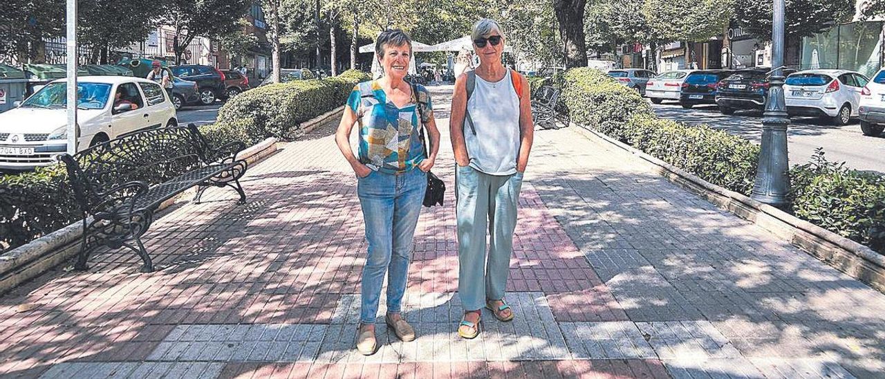 Pilar Bacas y Teresa Corcobado, este miércoles, en el bulevar de la avenida de la Virgen de la Montaña.