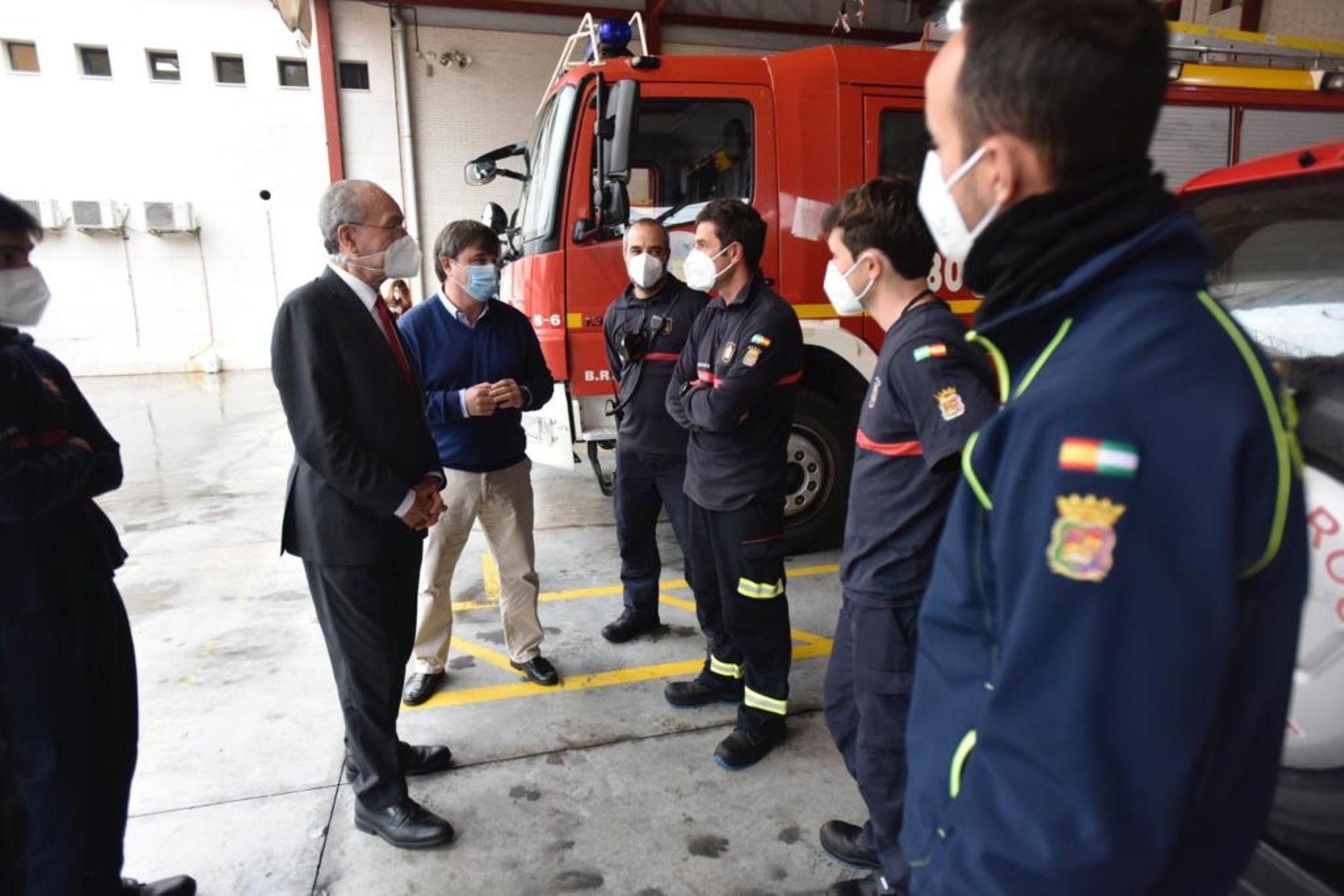 El alcalde visita los servicios municipales de guardia esta Nochebuena