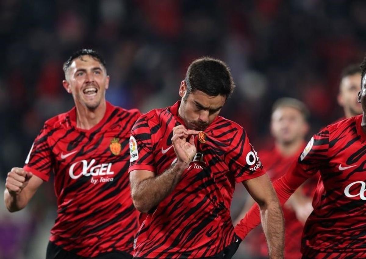 Abdón se besa el escudo tras marcar un gol la temporada pasada.