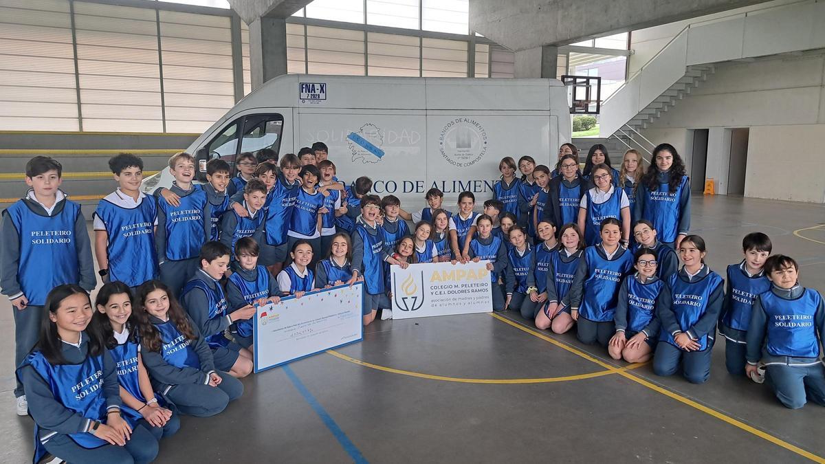 Alumnado del Colegio M. Peleteiro - Dolores Ramos implicado en la campaña de Navidad.