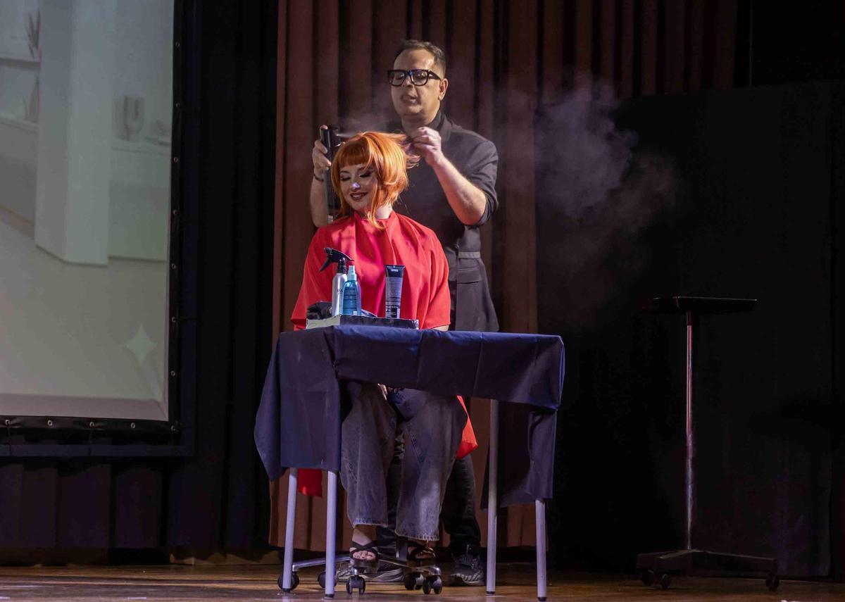 Elche rompe prejuicios: un FP de peluquería impulsa a un joven a cumplir su sueño drag a través de teatro Elche rompe prejuicios: un FP de peluquería impulsa a un joven a cumplir su sueño drag a través de teatro