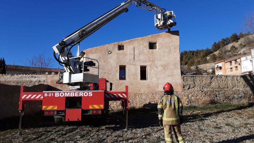 Los bomberos de Teruel extinguen dos incendios en Luco y Torrijo del Campo