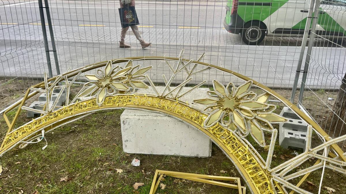 Instalación de luces de Navidad en el parque Doctor Eguiburu Banciella, en El Natahoyo.