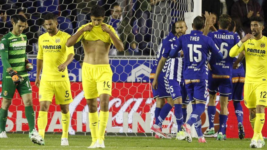 Los futbolistas del Villarreal lamentan su derrota.