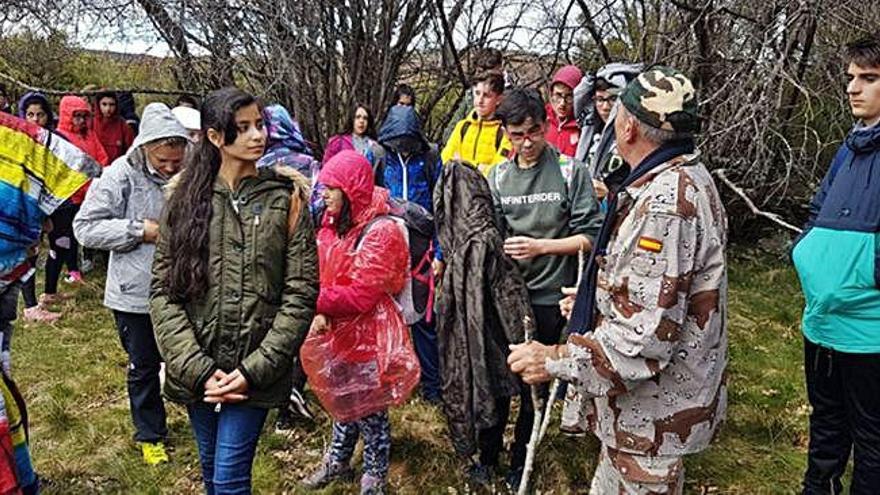 Los alumnos con el protagonista de &quot;Entre Lobos&#039; durante una ruta de senderismo.