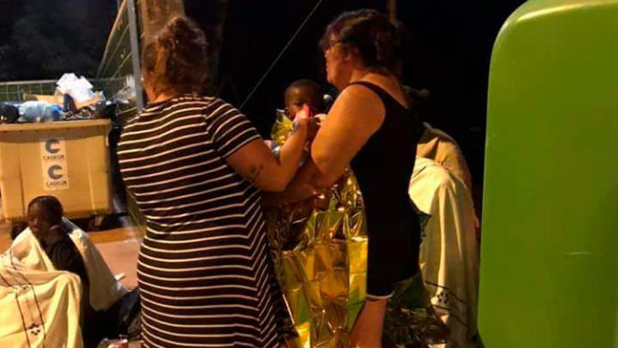 Llegada Fabiola Santana y Yumara Ramírez atienden a los bebés en Arguineguín en 2019