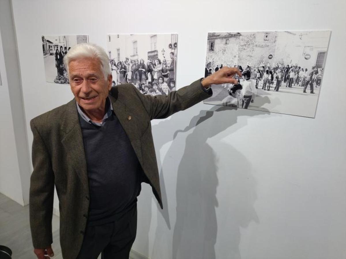 Miguel Giner Ribes señala una de sus instantáneas