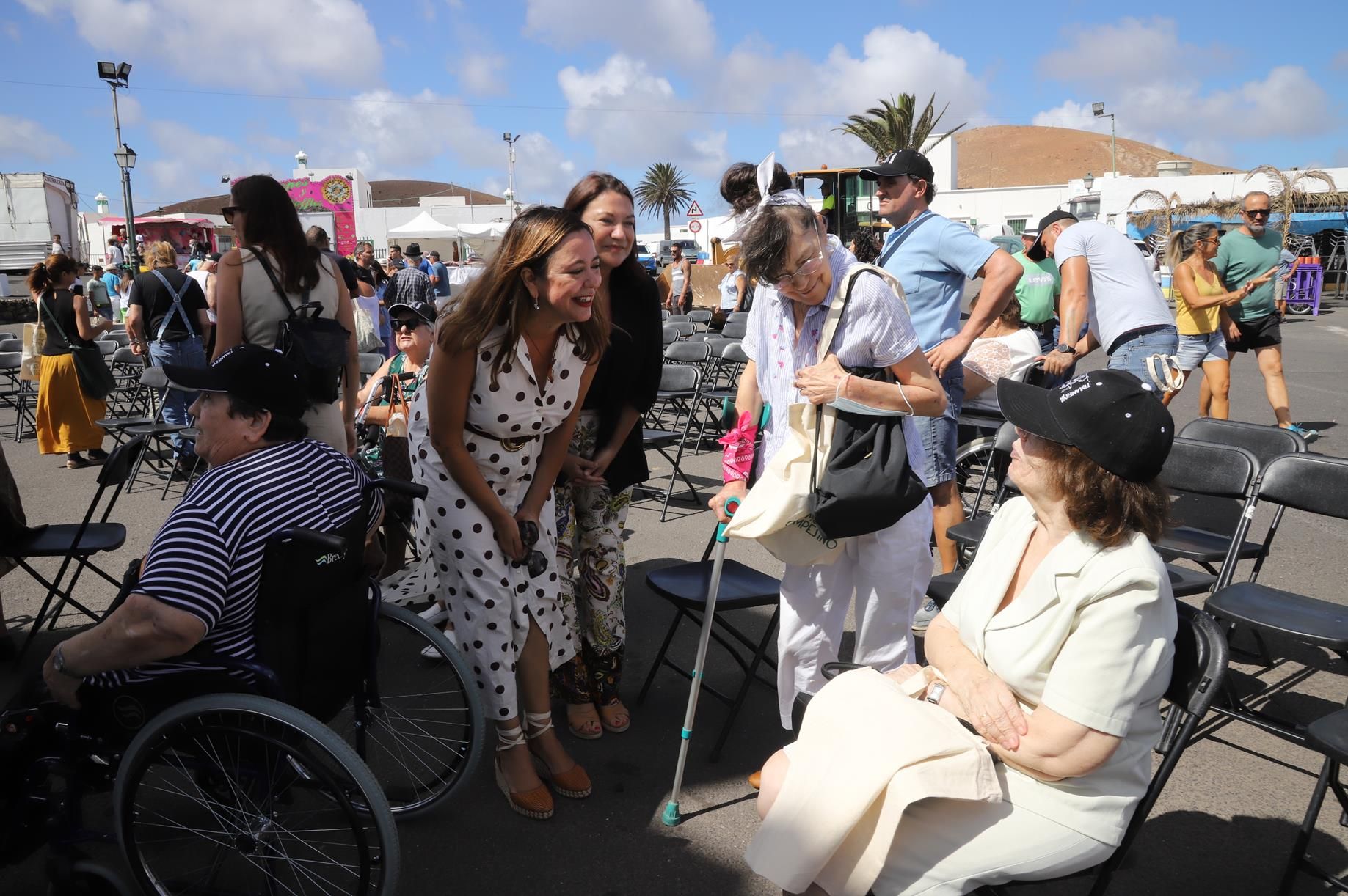 Los usuarios de los centros de mayores de Lanzarote visitan a Los Dolores y la feria de artesanía