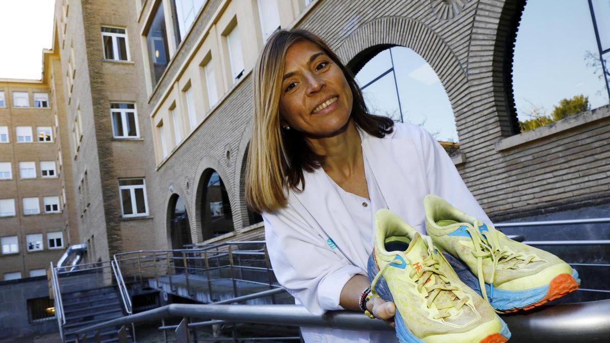 Miriam Llop, zapatillas a mano, a las puertas del hospital Royo Villanova, donde trabaja.