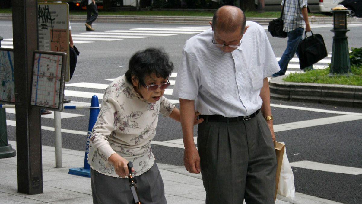 Dos ancianos pasean por la ciudad japonesa de Osaka.