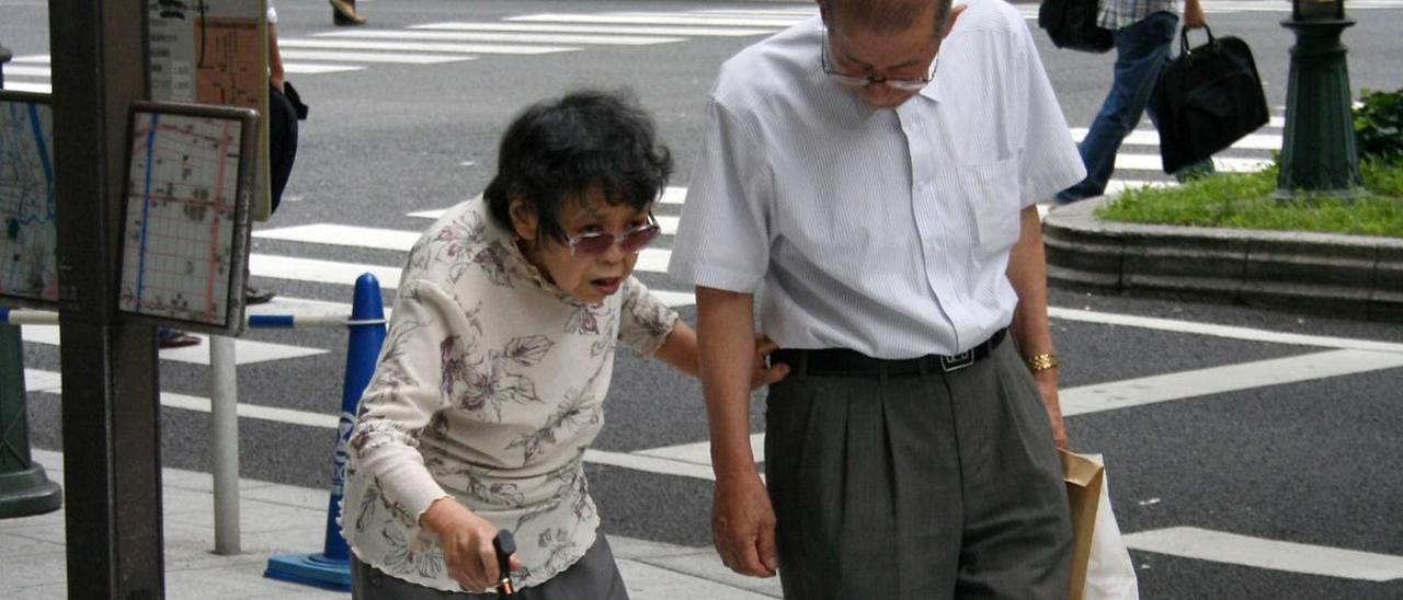 Dos ancianos pasean por la ciudad japonesa de Osaka.