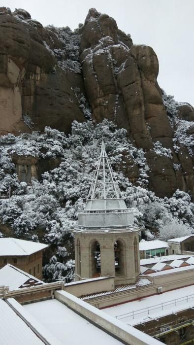 Imatges de la nevada d'avui a Montserrat