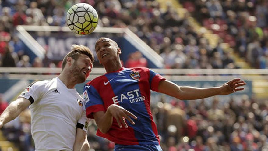 Imagen del partido entre el Levante y el Valencia.