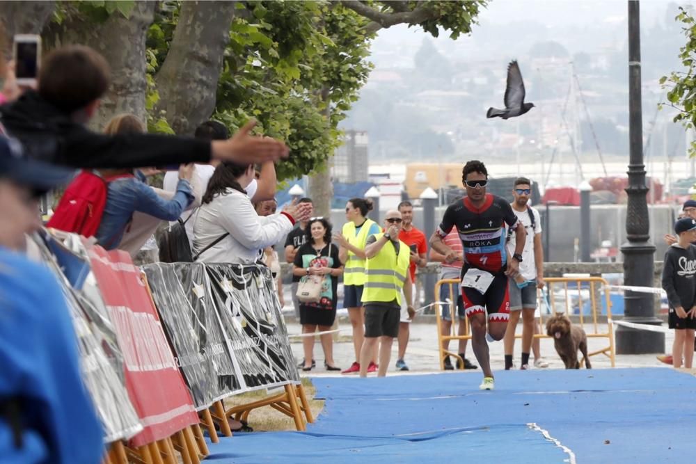 Noya encabeza el Triatlón Atlántico en Baiona. // J. Lores