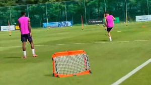 Rashford y Pedri se divierten antes del entrenamiento... ¡Mucha calidad junta!
