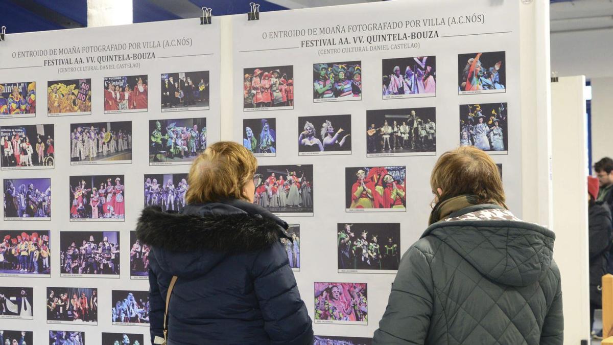 Vecinas de Moaña viendo la exposición de fotos de los últimos años del Entroido local. | GONZALO NÚÑEZ