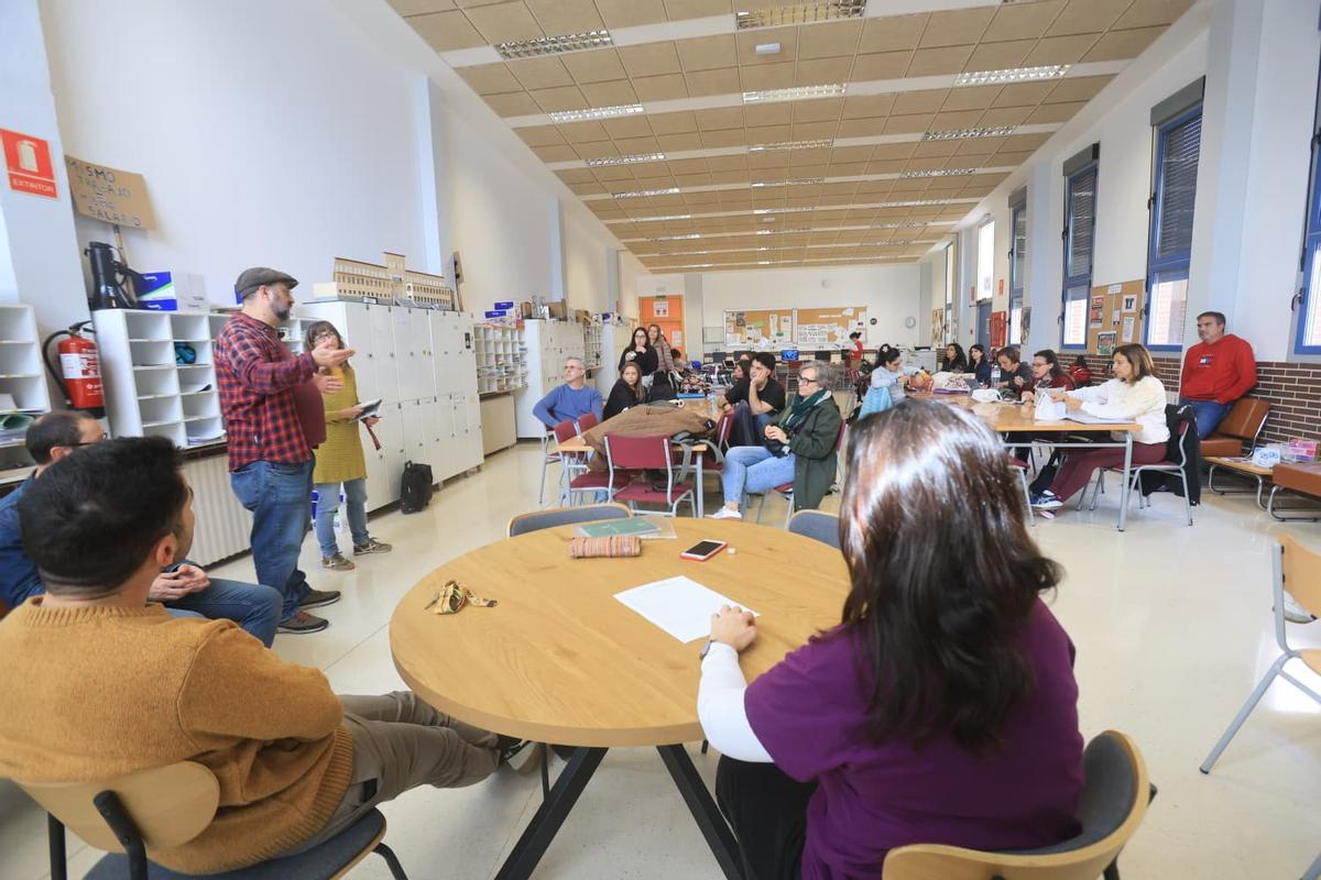 Una asamblea de docentes en el IES 8 de Marzo, de Alicante, este jueves