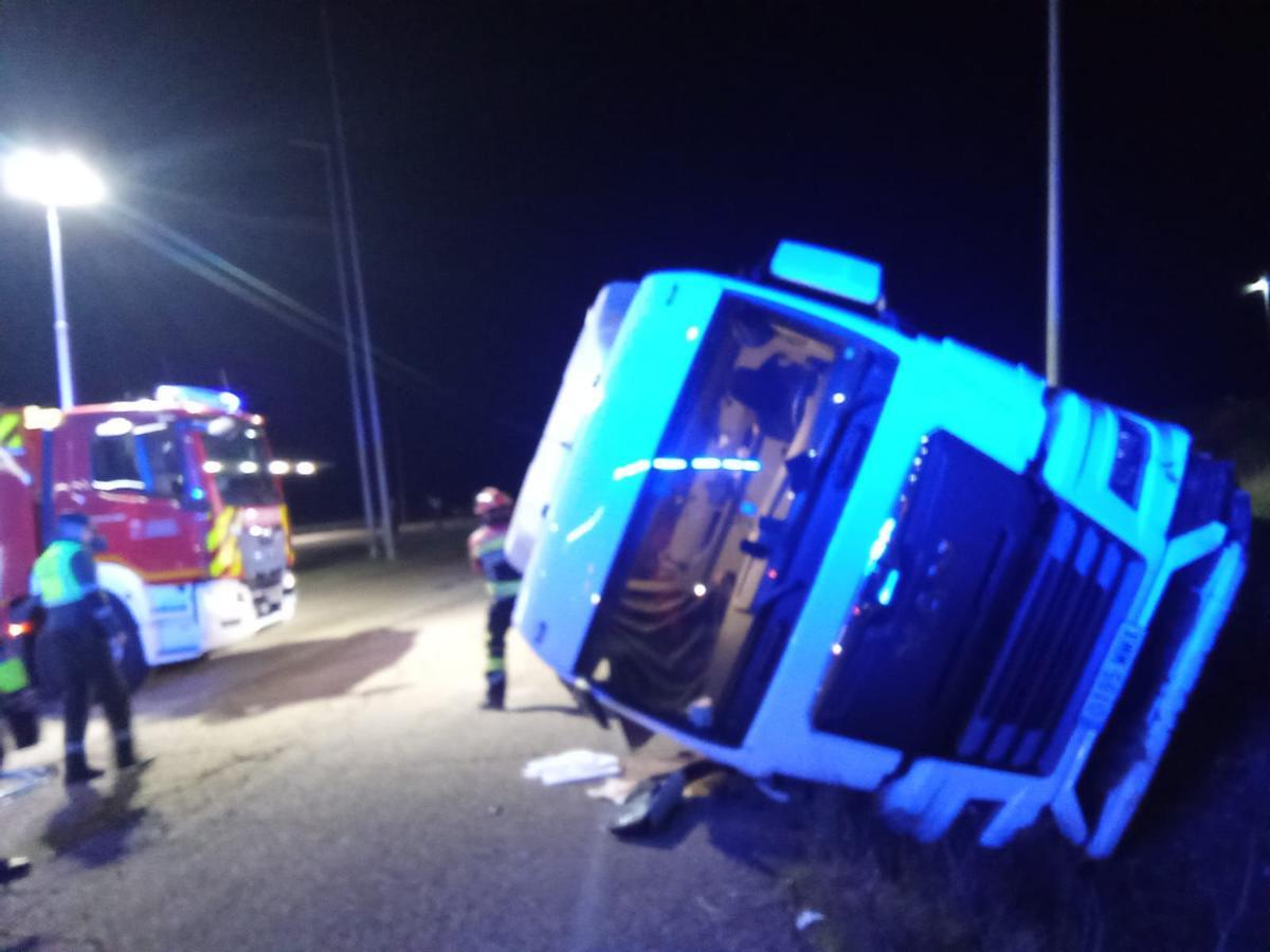 Otra imagen del momento de la excarcelación del conductor tras el vuleco del camión frigorífico.