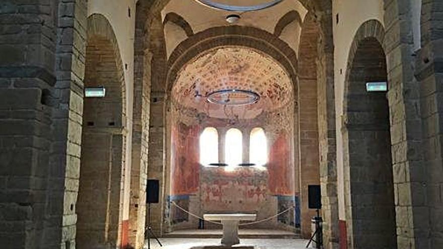 Interior del monestir romànic de Sant Miquel de Cruïlles.