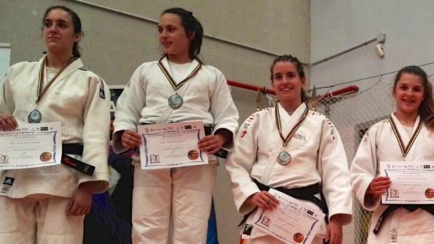 Cristina Juárez, segona per la dreta, va ser tercera en menys de 63 kg