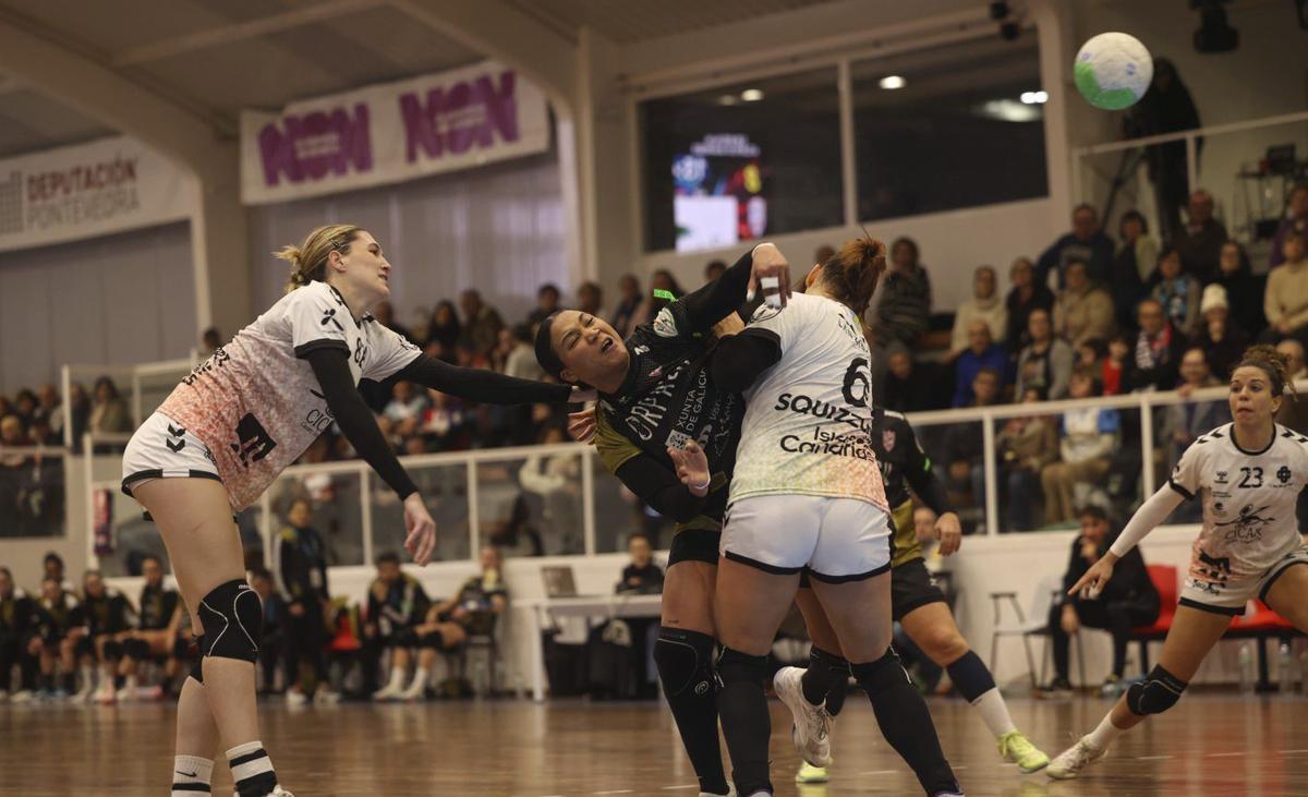 Lorena Téllez lanza durante el partido de ayer. | SPORTCOECO