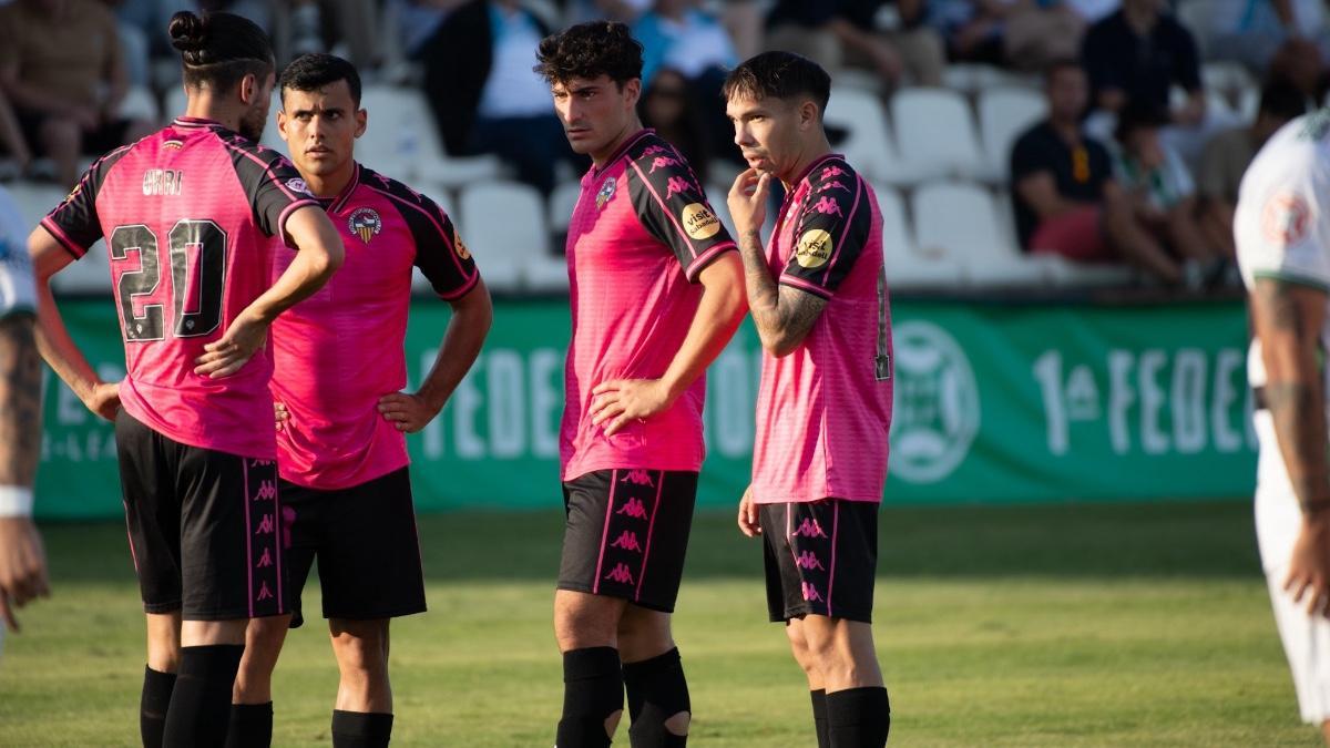 Los jugadores del Sabadell se preparan para lanzar una falta