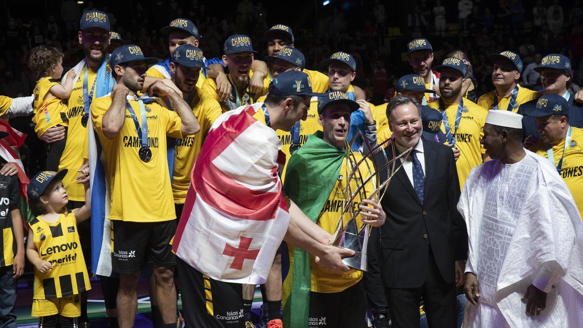 El director general de la FIBA, Patrick Comninos (amb corbata), donant el trofeu al Lenovo el 2022