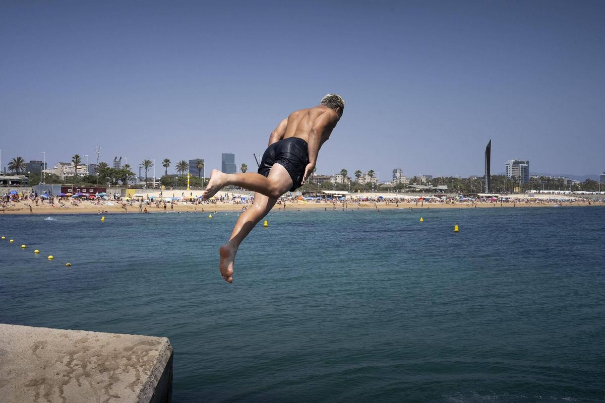 Barcelona 09/06/2025 Día festivo y de calor en Barcelona Playas de Barcelona En la foto, playa de Bogatell desde el espigó del Bogatell Fotografía de Ferran Nadeu