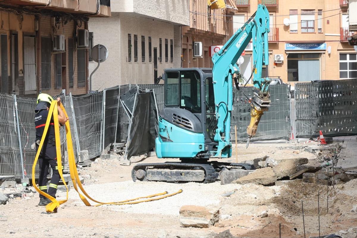 Una fuga de gas obliga a paralizar de nuevo las obras en la calle Pintor Otilio de Alicante