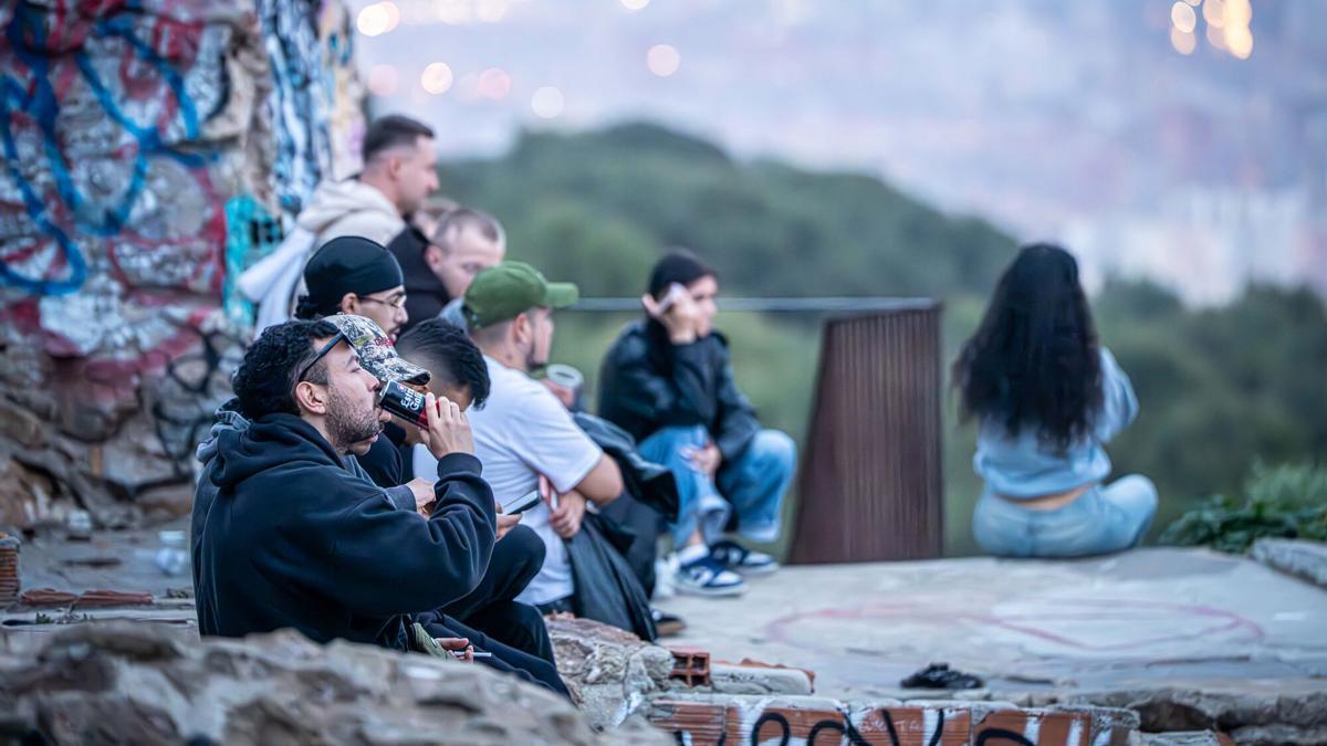 Resurge el malestar en el Turó de la Rovira por los botellones y los saltos a la valla: "Todos los días se cuelan"