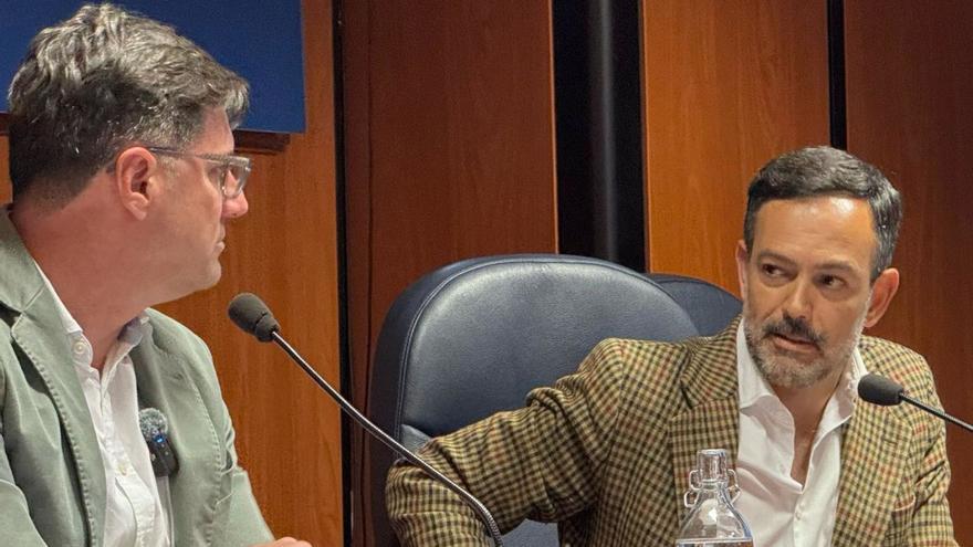 Lope Afonso (derecha), junto a Emilio Navarro, actual presidente del PP de Tenerife. | E. D.