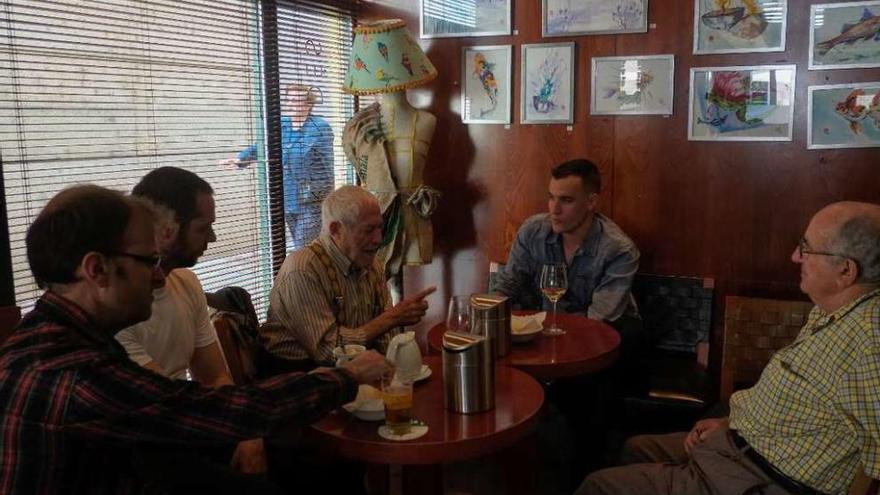 En el centro de la imagen, José Luis Alonso Coomonte conversa con algunos asistentes.