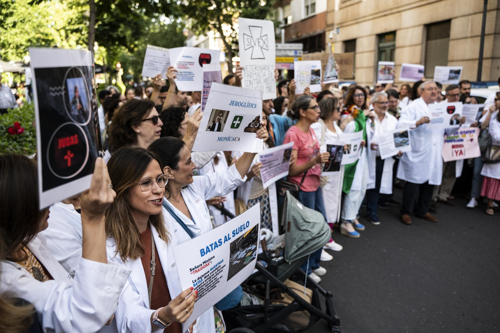 Las imágenes de la protesta de médicos en Cáceres