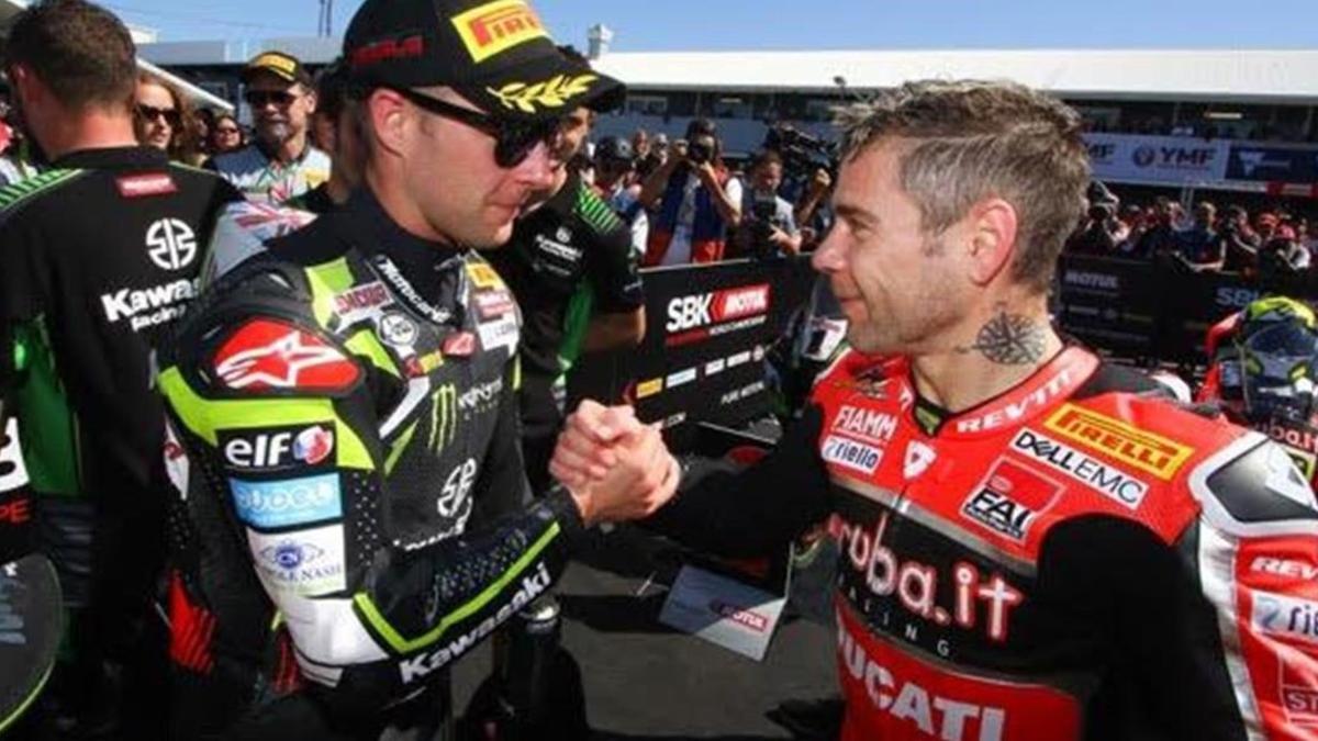 El británico Jonathan Rea (Kawasaki) y el español Álvaro Bautista (Ducati) se saludan en Phillip Island (Australia), donde arrancó el Mundial de Superbikes.