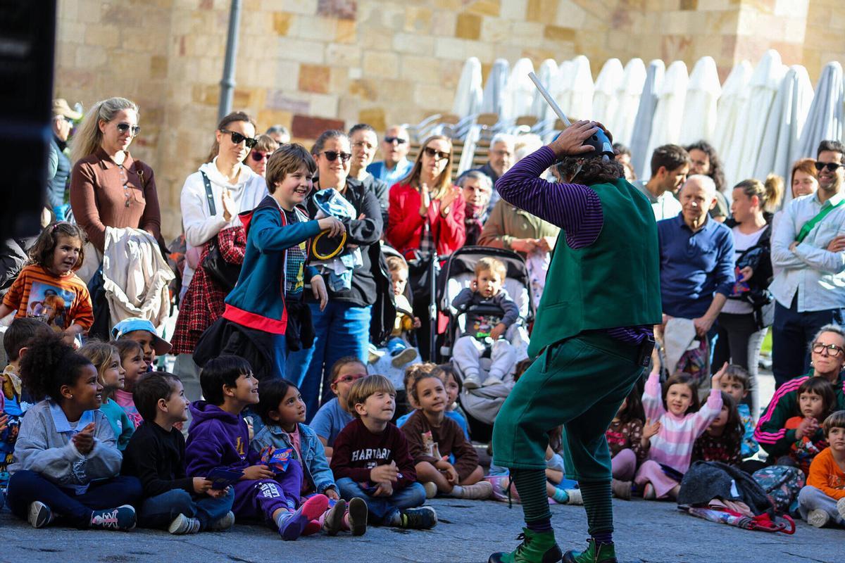 Zamora. Festival de títeres. Pumuki Circo Chisme. Plaza Mayor Zamora. Festival de títeres. Pumuki Circo Chisme. Plaza Mayor