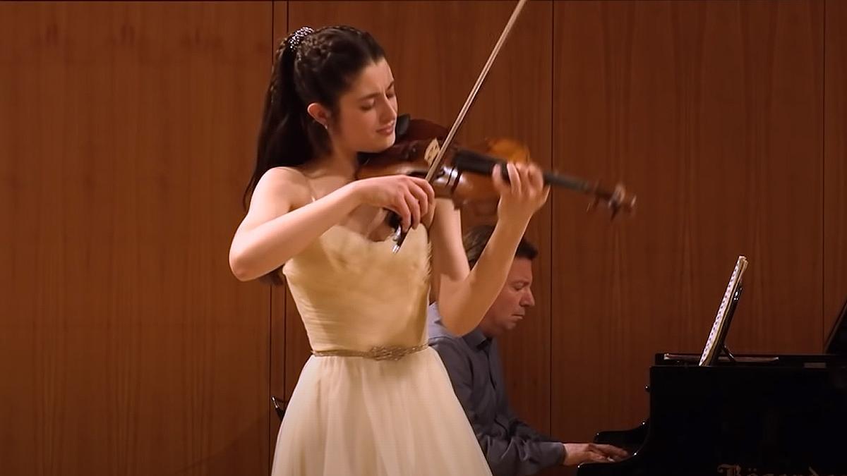 María Dueñas durante su actuación en el Concurso Yehudi Menuhin.