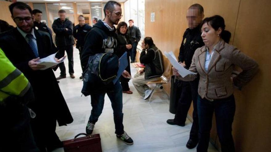 El acusado, ayer, en los pasillos de los Juzgados entre fuertes medidas de seguridad.