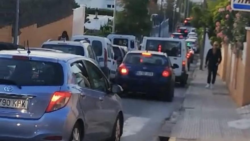 La inauguración de un local de ocio en Ibiza provoca quejas por el ruido y por los atascos y coches aparcados en el bosque de Can Bonet