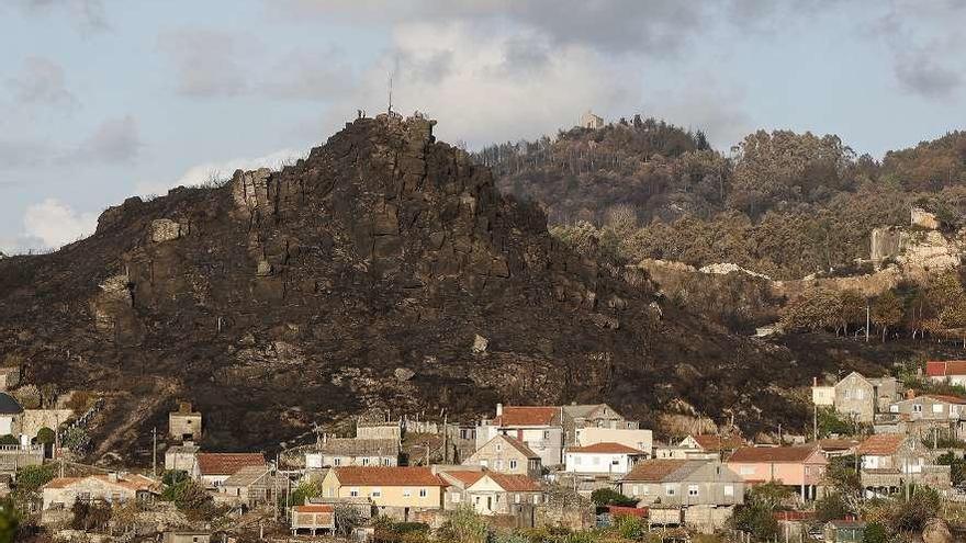 Las llamas rodearon por completo Chandebrito (Nigrán) en octubre de 2017.