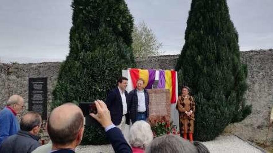 Varios de los asistentes al homenaje.