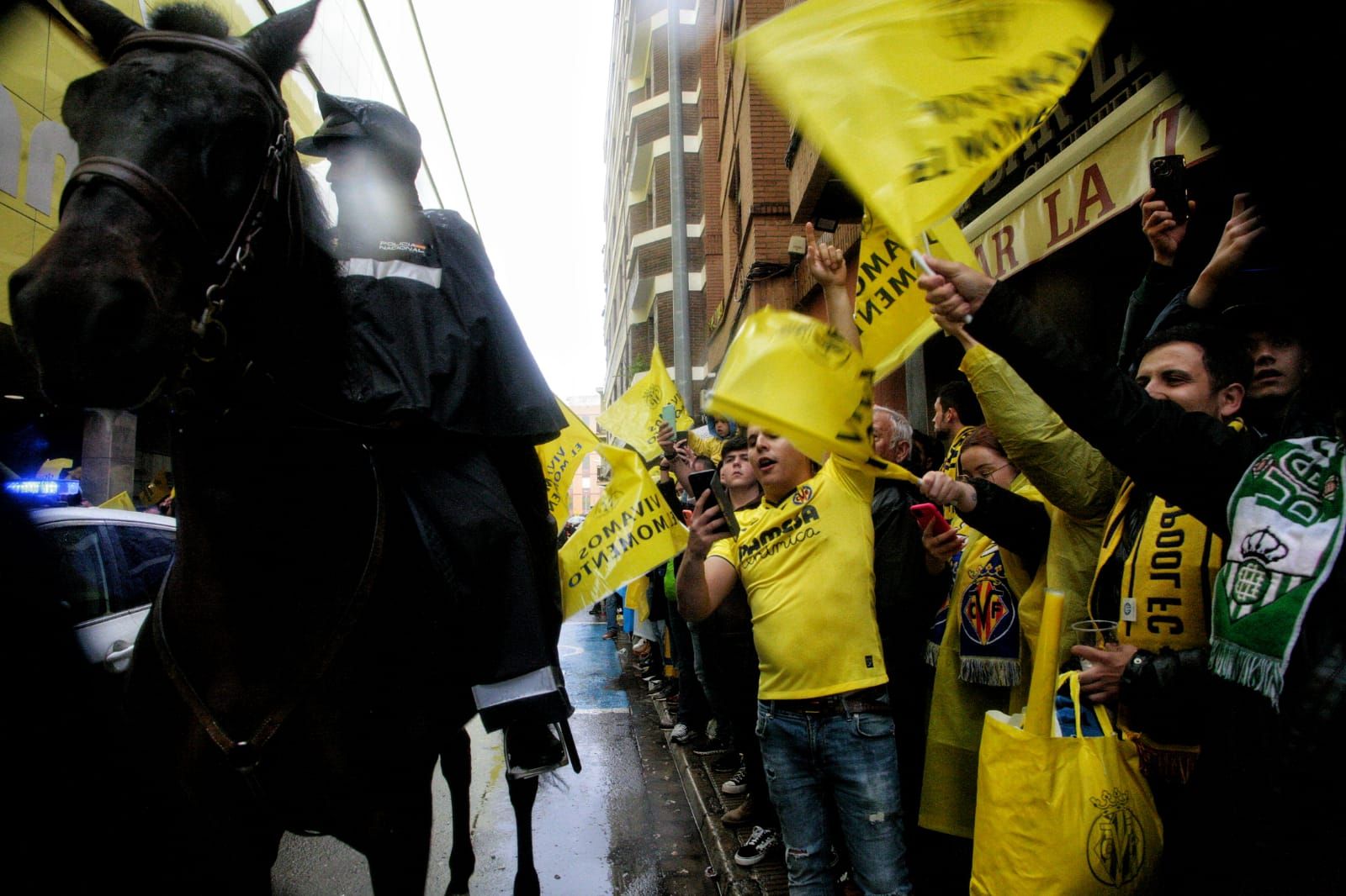 Fotogalería | La lluvia no frena a la afición del Villarreal para ver a su equipo en la final Champions